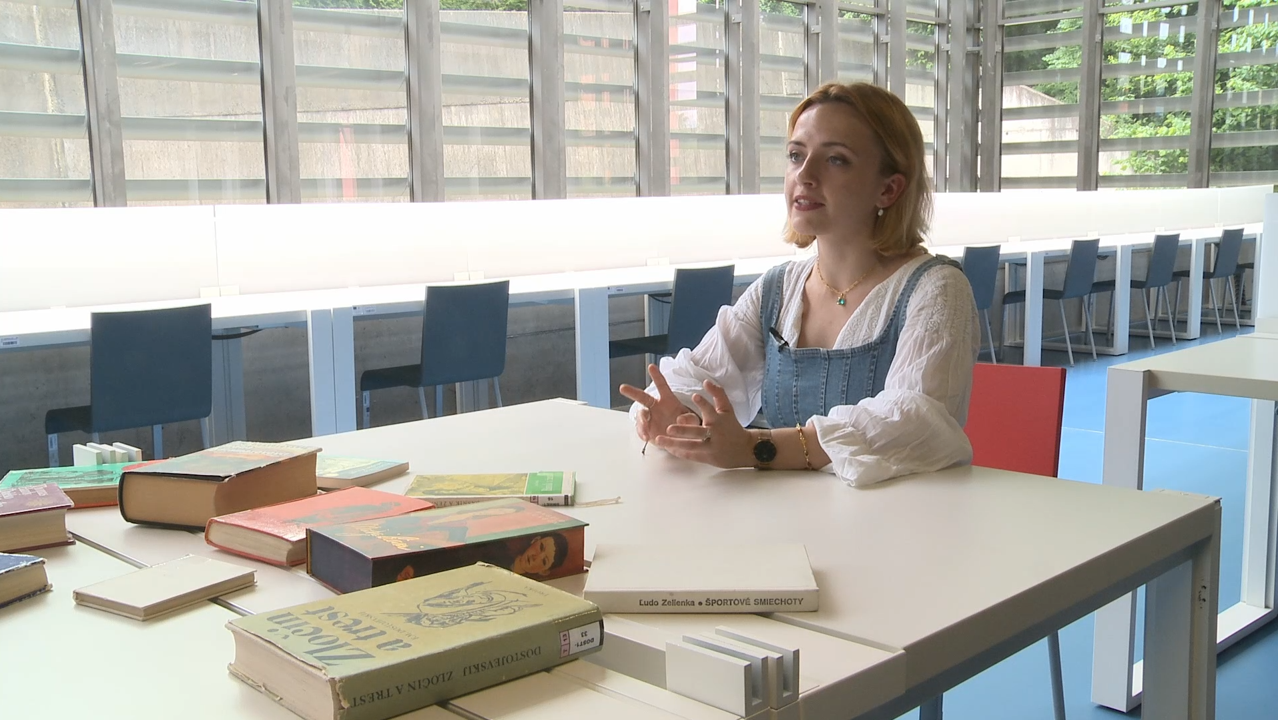 Ešte ani nevedela čítať, a už rozprávala príbehy. Nepohrdne azda žiadnou knihou, špeciálne miesto v jej osobnej knižnici patrí klasike.