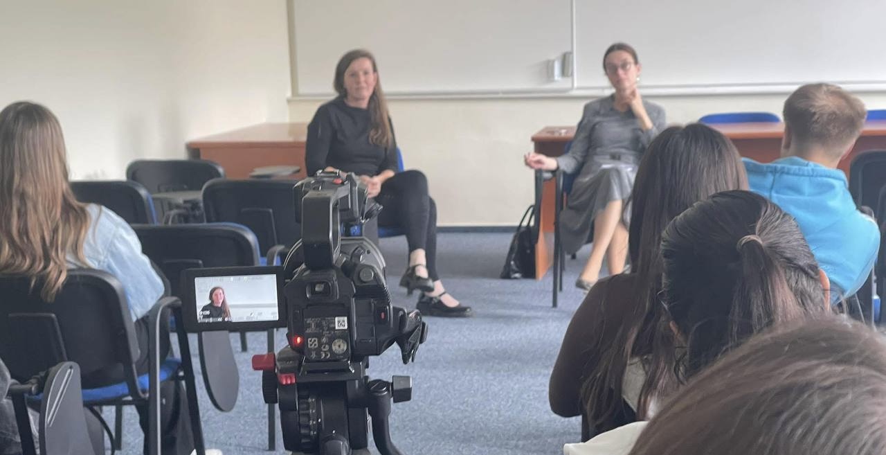Prvé Stretnutie s profesionálmi na katedre žurnalistiky na KU: Monika Domeníková zo Slovenskej katolíckej charity