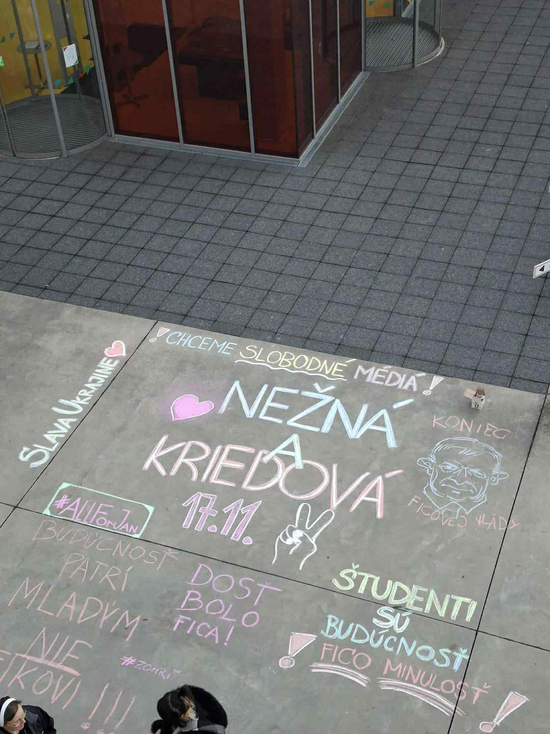 Na univerzitu nezanevrel, ba naopak, incident s kriedou posilnil jeho vzťahy s pedagógmi a spolužiakmi