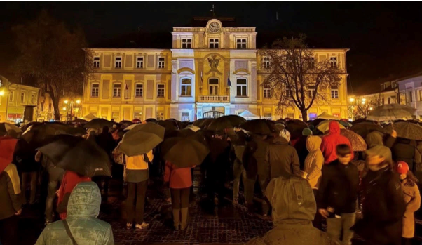 Mesto si tradične pripomenulo 17. november. Námestie večer zaplnili protestujúci občania
