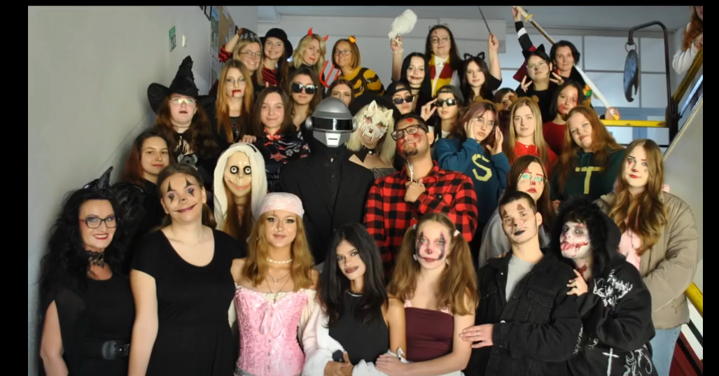 Masky ovládli školu! 