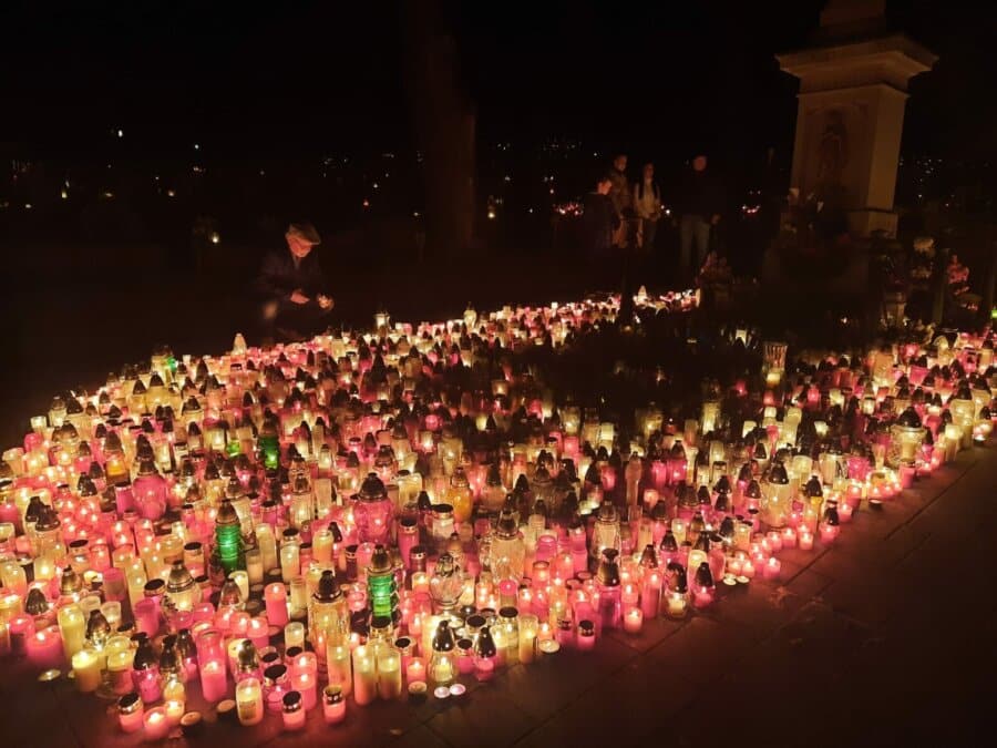 Oslavné modlitby ruženca zneli uličkami ružomberského cintorína