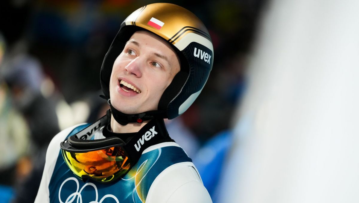 So znakom kríža a medailou na krku /        Mladý Poliak nasadil latku viery v športe