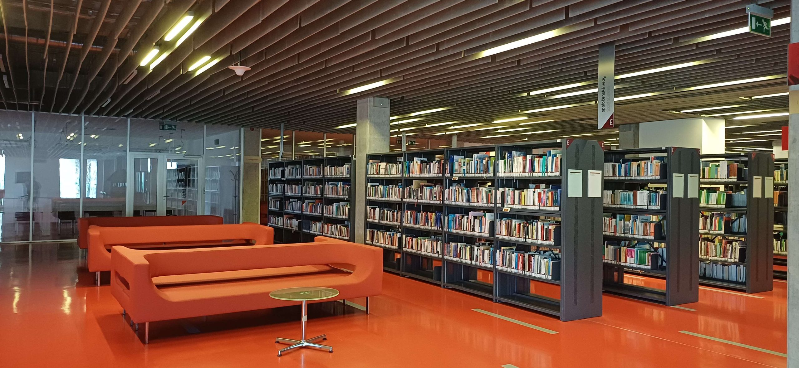 Univerzitná knižnica má všetko čo študenti potrebujú. Napriek tomu zostáva poloprázdna